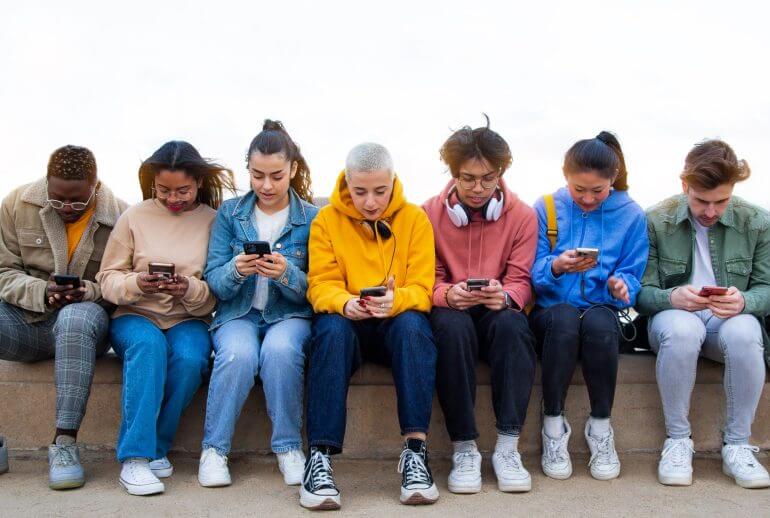 Sosyal medyanın gençlerin yaşamları üzerindeki etkisi: mutlular mı? 2